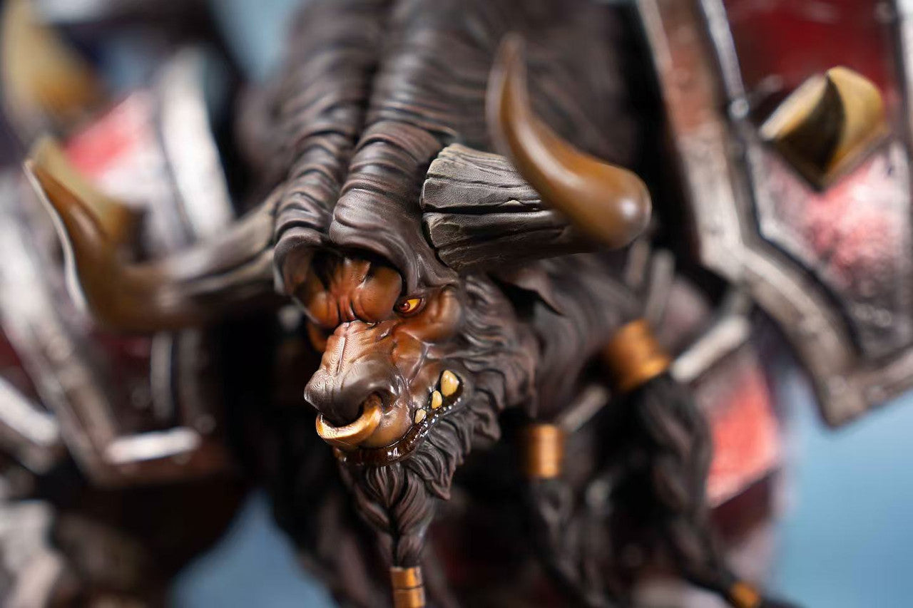 Warcraft - Human Field Marshall vs. Tauren Warlord | 1:8 Resin Statue | by Laughing Skull Studio